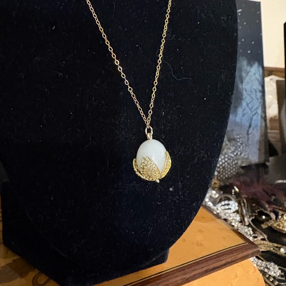 Vintage pendant and chain very delicate and feminine! Approximately 16”